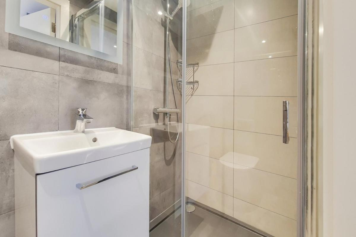 Close To Baker Street - 2 *